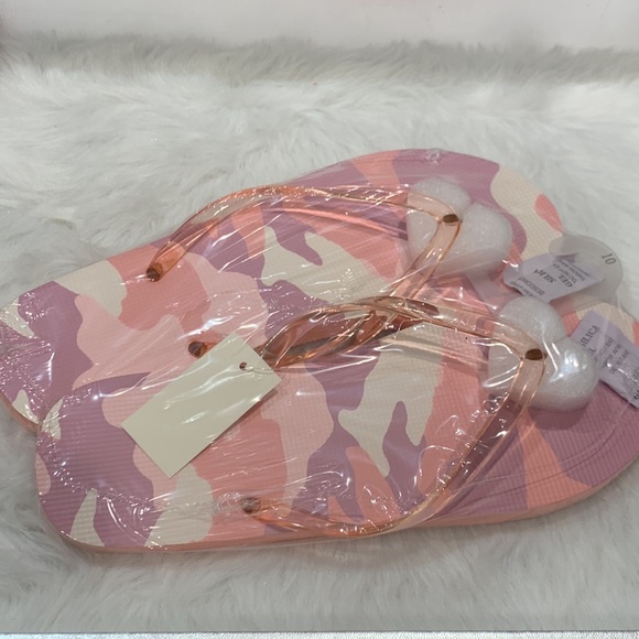 Aeropostale Pink Camo & White Multi Stripes Flip Flops Bundle - Picture 3 of 7